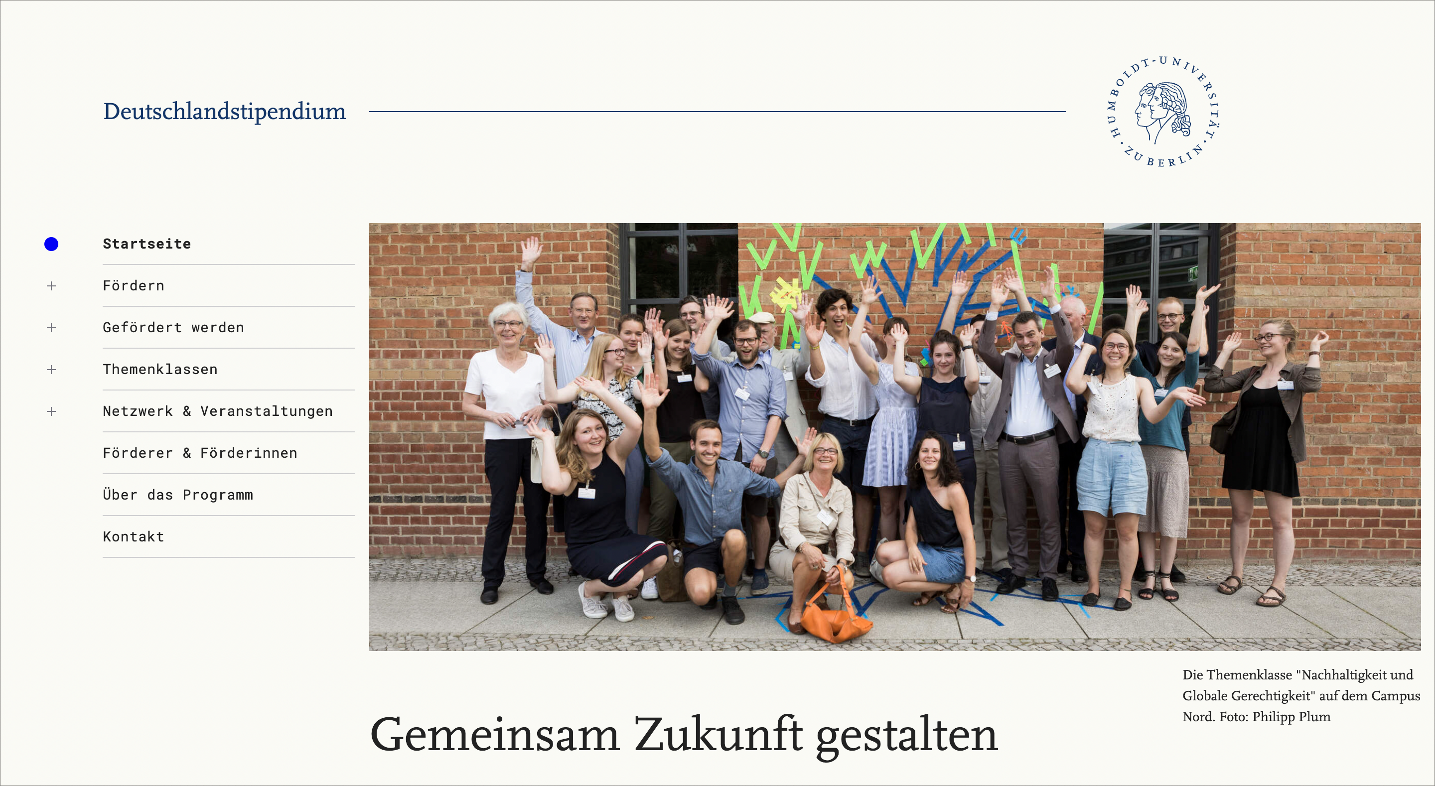 A clean and classic startpage design for Deutschlandstipendium at Humboldt university with a serif font headline. The header is reduced to Deutschlandstipendium, a thin line and the seal of Humboldt university. The menu is on the left. The major part of the space is occupied by a photo of a happy group of students without overlay.