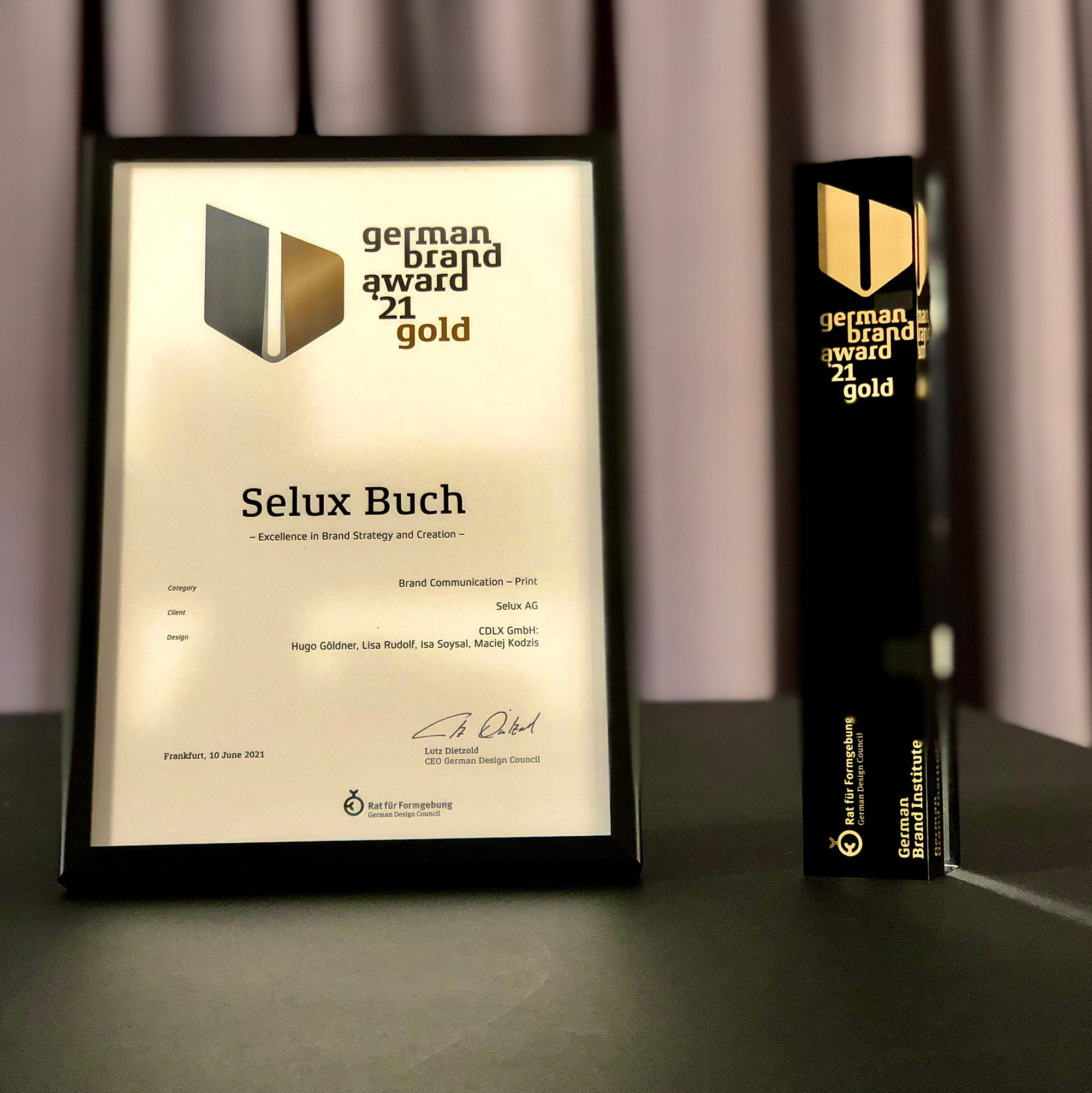 An image of the german brand award '21 gold prize awarded for the Selux Imagebook.